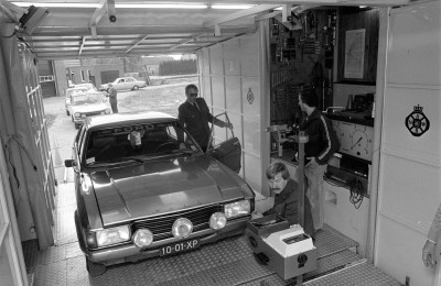 Controle van autoverlichting tijdens ANWB verlichtingsactie, Diessen 1980 (foto: Persbureau van Eindhoven, collectie Regionaal Archief Tilburg nr. 1657108027025)