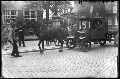Auto getrokken door een paard, Tilburg 1930 (foto: Fotopersbureau Het Zuiden, collectie Regionaal Archief Tilburg nr. 033311)