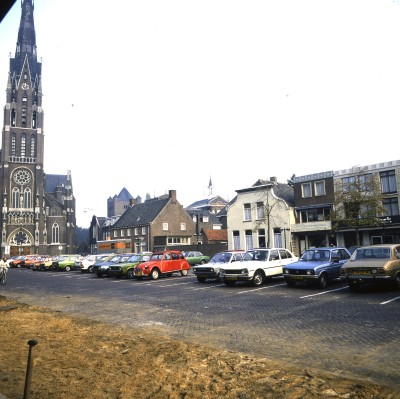 Geparkeerde auto’s op de markt bij de Lambertuskerk, Veghel ca. 1985 (foto: Harry van Liempd, collectie BHIC nr. 1915-003285)