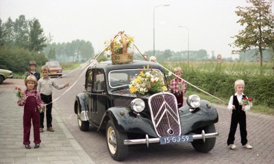Een Citroën Traction Avant op weg naar het gouden paar, Schijndel ca. 1975 (foto: Mies den Otter, collectie BHIC nr. 1914-001722)