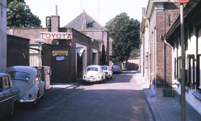 Geparkeerde auto's in de Schoolstraat, Vught 1970 (foto: Vera Delleman-de Kort, collectie BHIC nr. 1923-002454)