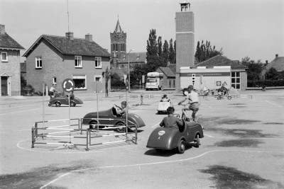 Kinderen in trapauto's op parcours van Shell Jeugd Verkeersschool op het Europaplein, Schaijk jaren 60 (foto: Daan Scholte, collectie Stadsarchief Oss nr. DSN0146_04481)