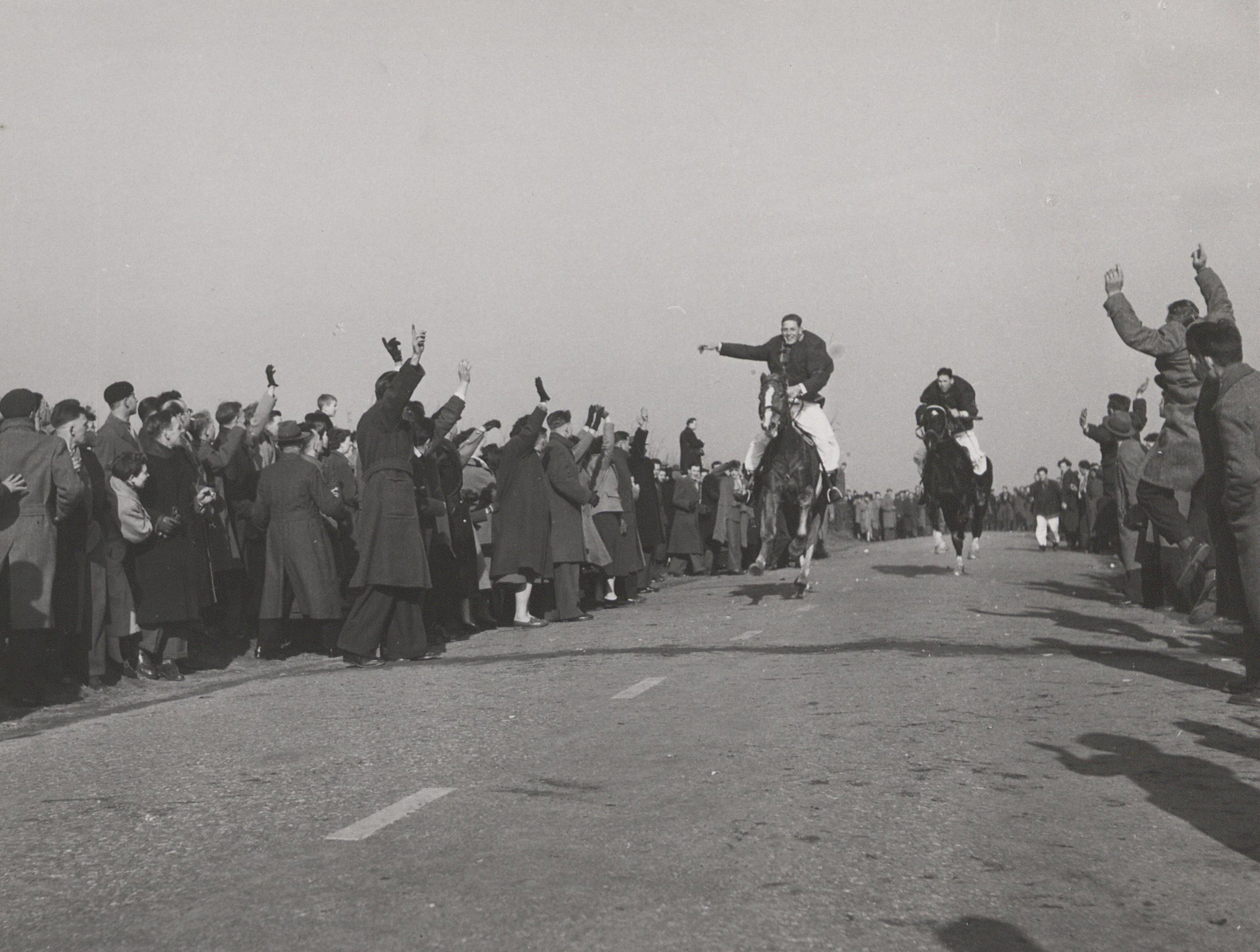 Foto: Strijd om de metworst op het Vortums Veld (foto: Jan Waarma, collectie BHIC nr. VOR0018) 