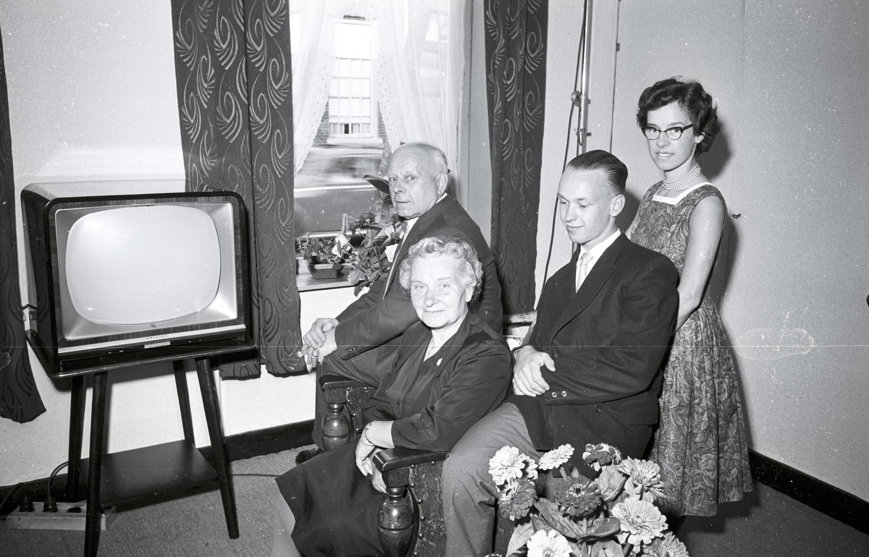 500.000ste televisieaansluiting, Vught 1959 (foto: Fotopersbureau Het Zuiden, collectie BHIC nr. 1634-015603)