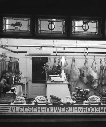 Etalage vleeschhouwerij (slagerij) H. van Roosmalen, Vught 1949