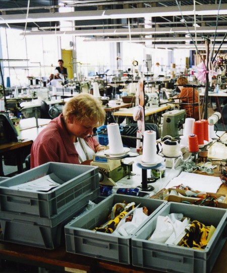 Vrouwen aan het werk in de fabriekshal van Iduna, Uden 2001