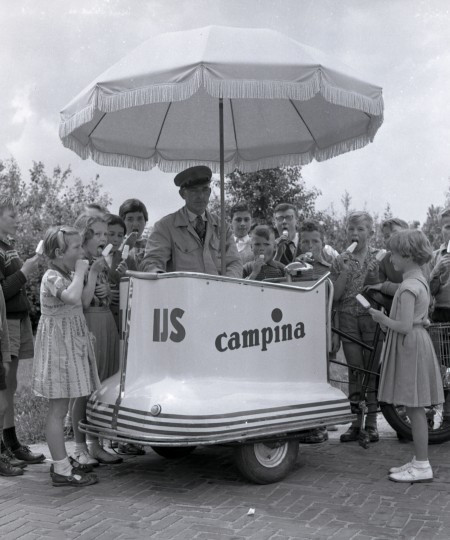 Kinderen rond een ijscokar van Campina