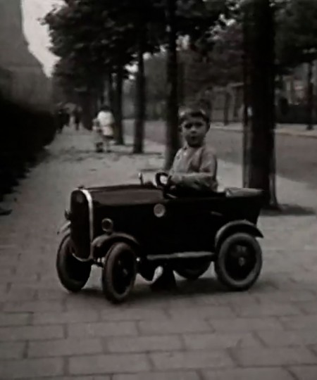 Een kind van de familie Sanders in een Trapauto, Helmond 1932