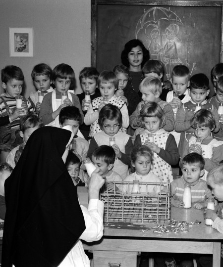 Schoolklas aan de schoolmelk, Oss 1962 (foto: Daan Scholte, Stadsarchief Oss nr. DSN0018_00600)