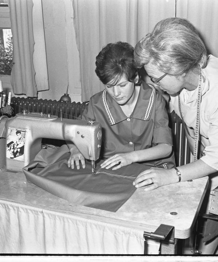 Confectie atelier Schouten, Geffen 1964 (foto: Fotopersbureau Het Zuiden, collectie BHIC nr. 1636-000367)