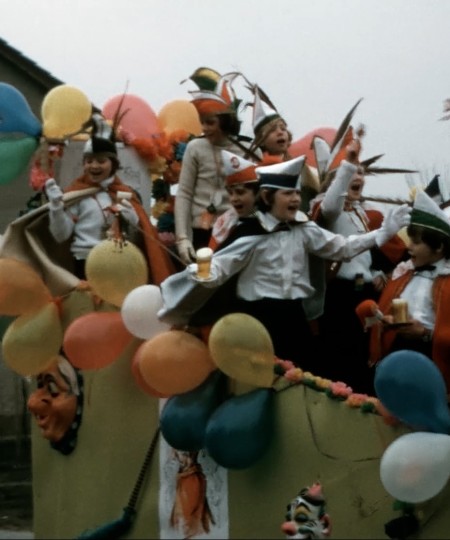 Kinderen op een carnavalswagen