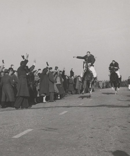 Foto: Strijd om de metworst op het Vortums Veld (foto: Jan Waarma, collectie BHIC nr. VOR0018) 