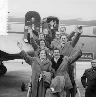 Vertrek van vier echtparen De Kort-Bertens uit Oisterwijk naar Canada vanaf Schiphol, 26 maart 1954