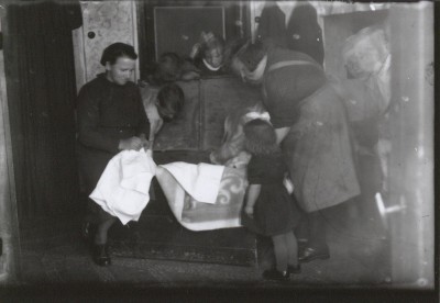 Binnen wordt de dekenkist ingepakt