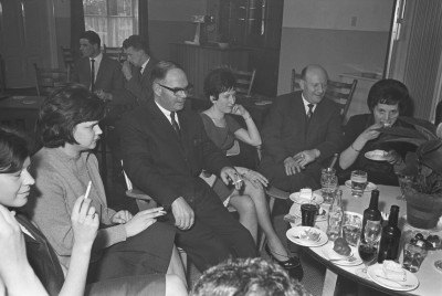 Bossche bollen en sigaretten bij het 25-jarig jubileum van de heer Smits bij de Middenstandsbank 's-Hertogenbosch, Den Dungen 1963