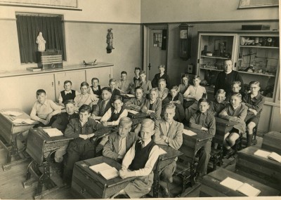 Jongens onder toezicht van de broeders…