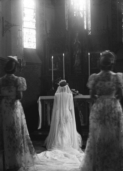 ...maar niet voordat de bruid zich aan het Maria-altaar had gewend tot Maria…