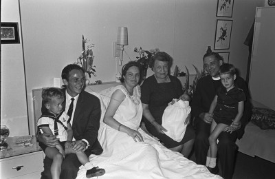 ...en meneer pastoor zette tijdens de kraamvisite nog rustig  kinderen op de knie, zonder dat daarbij ook maar iets gedacht hoefde te worden.