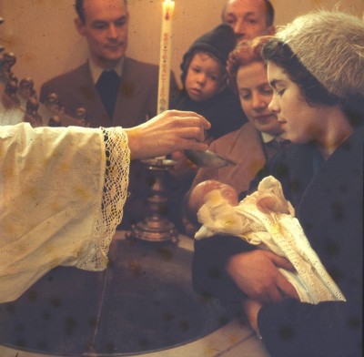 Het was de tijd dat kinderen zo snel mogelijk werden gedoopt, liefst nog op de dag van hun geboorte.Op doopfoto’s is de moeder dan ook altijd afwezig; zij ligt nog in het kraambed...