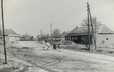 Spelende kinderen in de Zandstraat. Buurtkinderen van verderop mochten van hun ouders geen contact hebben met kinderen uit deze buurt (klasseverschil). Someren 1962