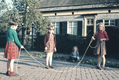 Springtouwen op straat, Paterstraat Den Dungen ca. 1958