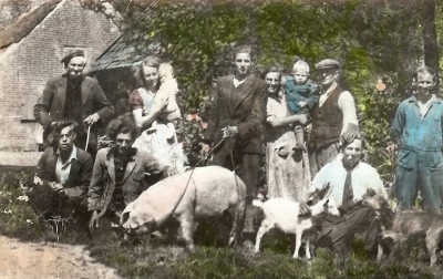 Familie Verhoeven met hun dieren: een varken, een geit en een hond, Sint-Oedenrode