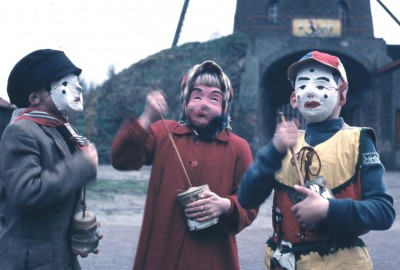 Bennie van Rooij, Rini Kastelijn tijdens Vastenavond 1958. De kinderen maken muziek met zogenaamde "rommelpotten". Den Dungen 1958