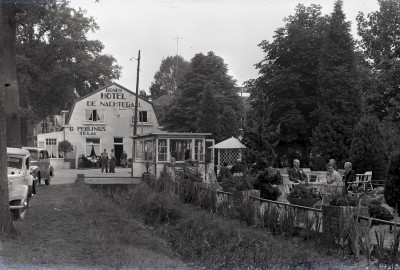 Het terras naast het bondshotel en de speeltuin in Velp