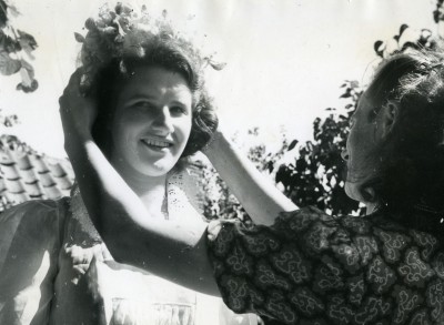 Een lokale schone wordt gekroond tot Udens' Kersenkoningin 1949 (foto: fotograaf onbekend, collectie BHIC, nr. 1608-000118)