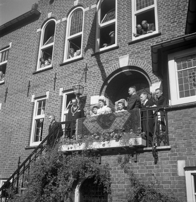 Onder grote belangstelling wordt de Kersenkoningin onthaald op het bordes van het Raadhuis (foto: Fotopersbureau Het Zuiden, collectie BHIC, nr. 1672-003805)