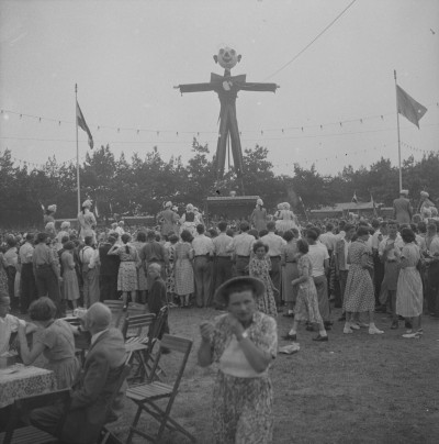 Peerke Verschiet, een metershoge vogelverschrikker, is het symbool van de Udense Kersenfeesten