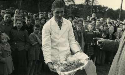 Een van de prijzen, een vleesschotel van slagerij Baaijens. Boxtel, 1955