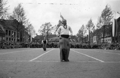 Zaklopen als volksspel bij het tiende bevrijdingsfeest. Boxtel, 1955