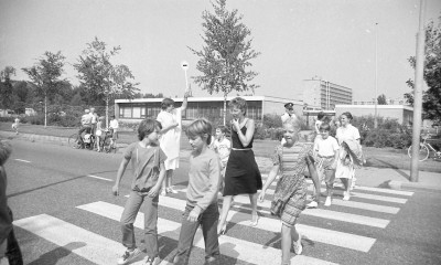 Een klaar-over helpt mensen met oversteken.