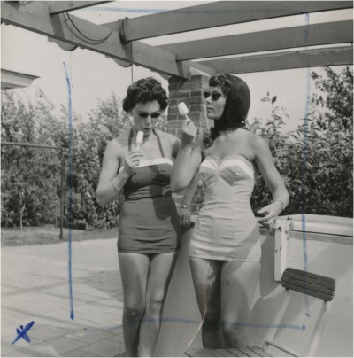 Twee mannequins eten een ijsje op een terras. Geldrop, 1968