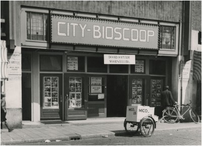 Een ijskar van roomijsfabriek Mico voor de City-bioscoop. Eindhoven, ca. 1934