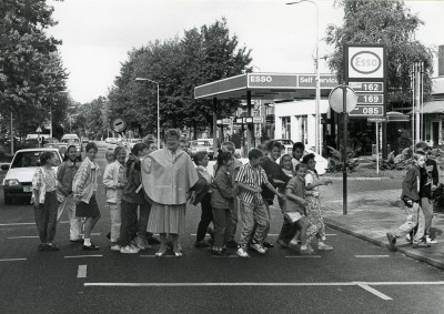 Het twintigjarig jubileum van de verkeersbrigadiers: hier beveiligen ze de oversteekplaats bij basisschool De Meent. Uden, ca. 1989
