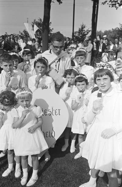 Er werd getrakteerd op ijsjes na de eerste mis pater Wim Schakenraad. Den Dungen, 1962
