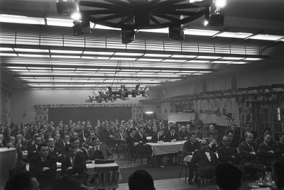 Vergadering / congres in het strandpaviljoen IJzeren Man, Vught 1966 (foto: Fotopersbureau Het Zuiden, collectie BHIC, nr: 1634-012220)