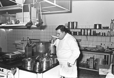 De kok proeft voor in hotel De IJzeren Man, Vught 1969 (foto: Fotopersbureau Het Zuiden, collectie BHIC, nr: 1634-013334) 
