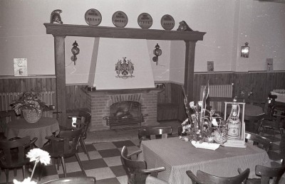 Tafeltjes in het heropende hotel De IJzeren Man, Vught 1963 (foto: Fotopersbureau Het Zuiden, collectie BHIC, nr: 1634-016443)