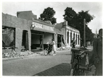 De ruïne van garage van Boxten na een bombardement in mei 1940. Rechts zien we een ijscokar. Boxtel, 1940
