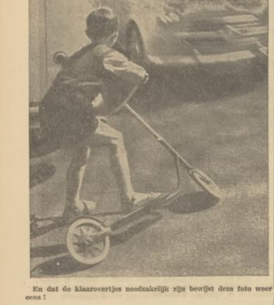 Een klein jongetje dat met een step een drukke weg over wil steken. Gevaarlijk! Tilburg, 1961