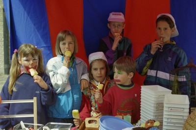 Kinderen eten een Split ijsje tijdens de braderie in Grave, 1991