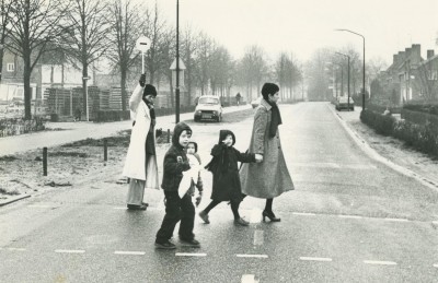 Klaar-overs helpen overstekende kinderen. Overloon, 1981