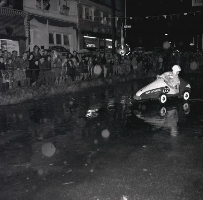 Toeschouwers kijken naar een skelterrace. Eindhoven, 1960