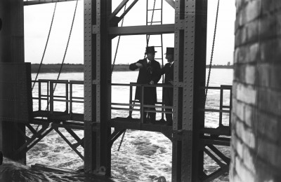 Opening brug, gouverneur mr. dr. van Rijckevorsel en ir. Moltzer boven de stuw, Grave. (foto: Fotopersbureau Het Zuiden, collectie BHIC, nr. 1638-001763) 