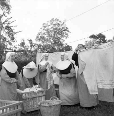 Zusters Ursulinen hangen de was op, Boxtel 1953 (foto: Fotopersbureau Het Zuiden, collectie BHIC, nr. 1901-001321)