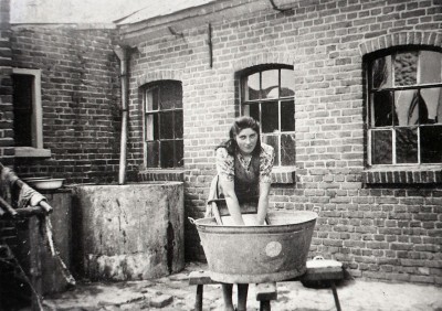 Bertha bezig met de witte was in de zinken teil met wasbord, Reek 1942 (foto: foto: beeldcollectie Ton Cruijsen, collectie BHIC, nr. 1903-000076)