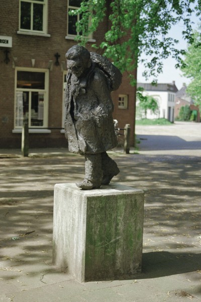 Jan Tompe, deze 'scharrelaar' woonde in een plaggenhut op de Osse hei, Anton Jurgensplein Oss 1993 (standbeeld: Ger van Yperen 1981, foto: A.H. van der Stappen, collectie BHIC, nr. 1699-001735)
